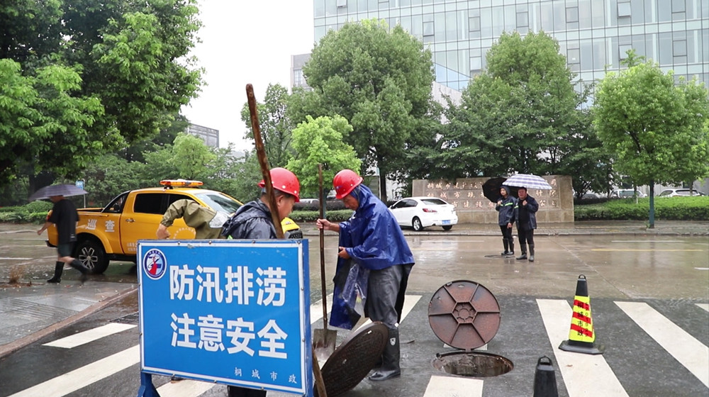圖為經(jīng)過近一個小時的搶排之后的路面.jpg