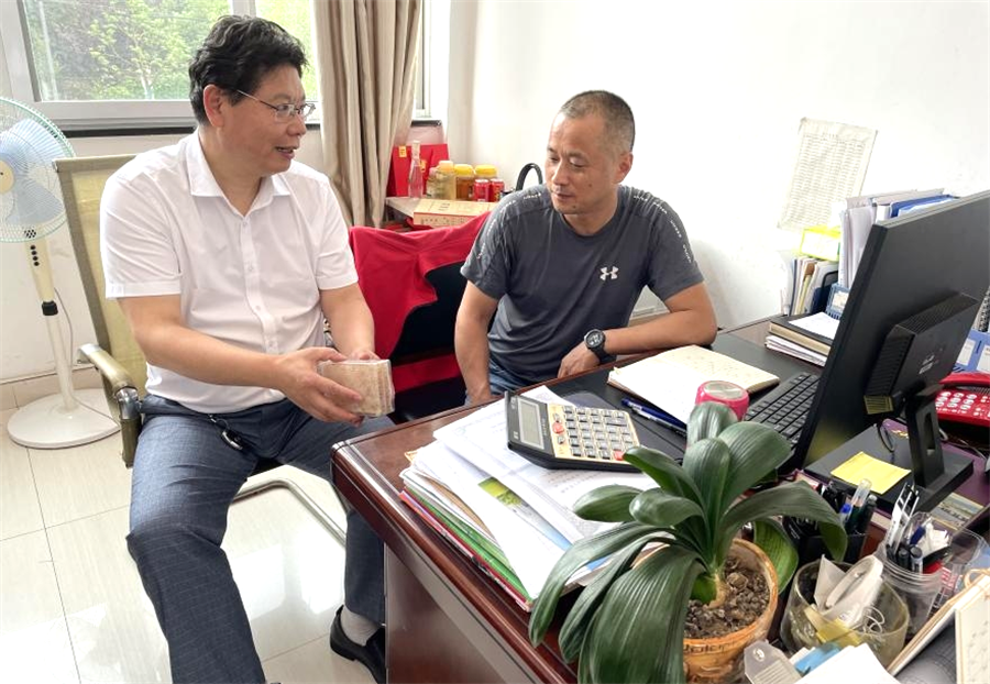 稅務(wù)干部進企業(yè)進行風(fēng)險提示和納稅輔導(dǎo).png