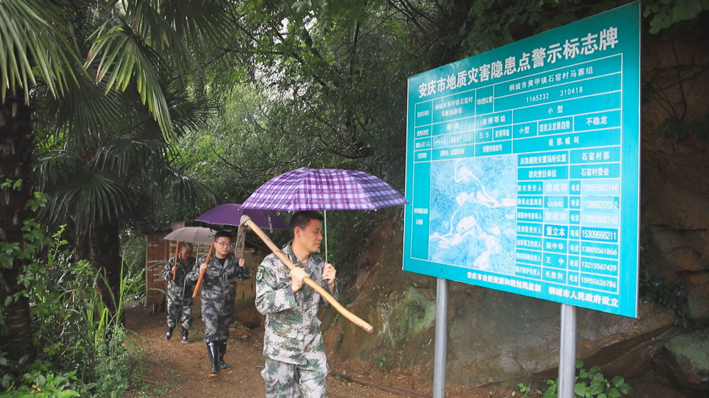 圖為當?shù)匮膊殛爢T正在走村串戶進行巡查隱患點和宣傳安全防范知識3.jpg