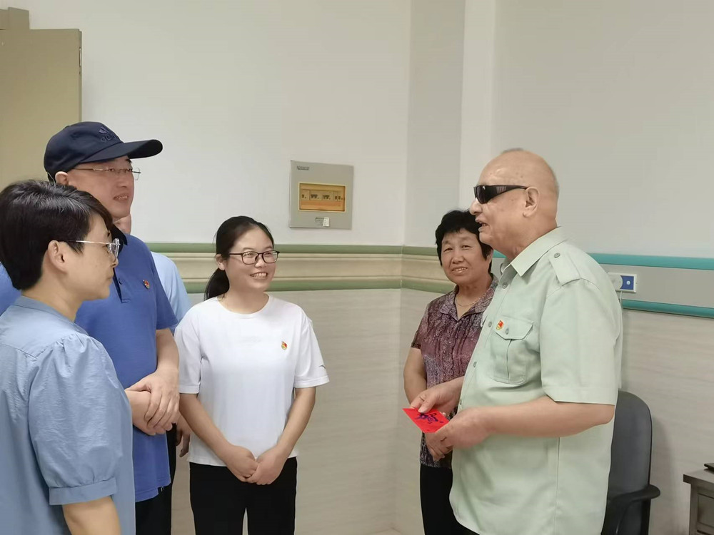 圖為黨員們慰問退役傷殘老兵。.jpg