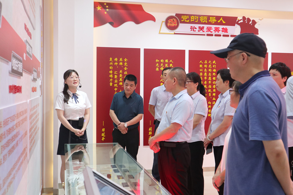 圖為黨員們參觀安徽榮軍展陳館。.jpg