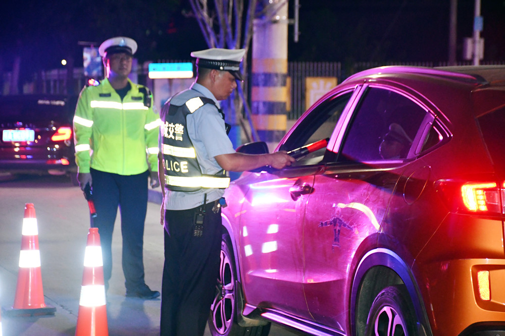圖為交警在重點路段臨查。.jpg