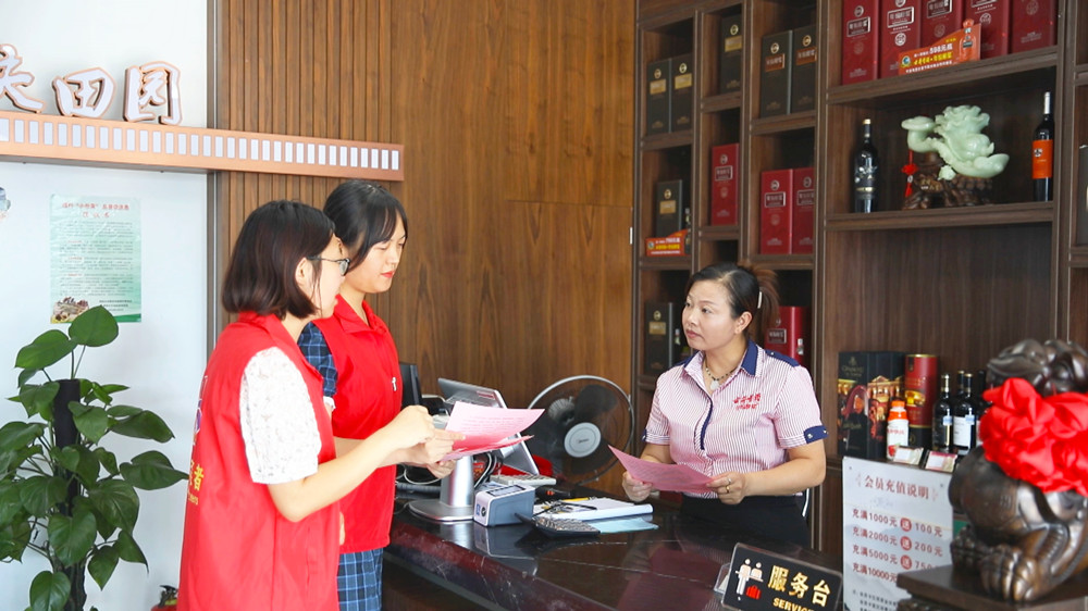 圖為龍眠街道東盛村工作人員正在轄區(qū)內(nèi)某酒店進(jìn)行宣傳引導(dǎo).jpg