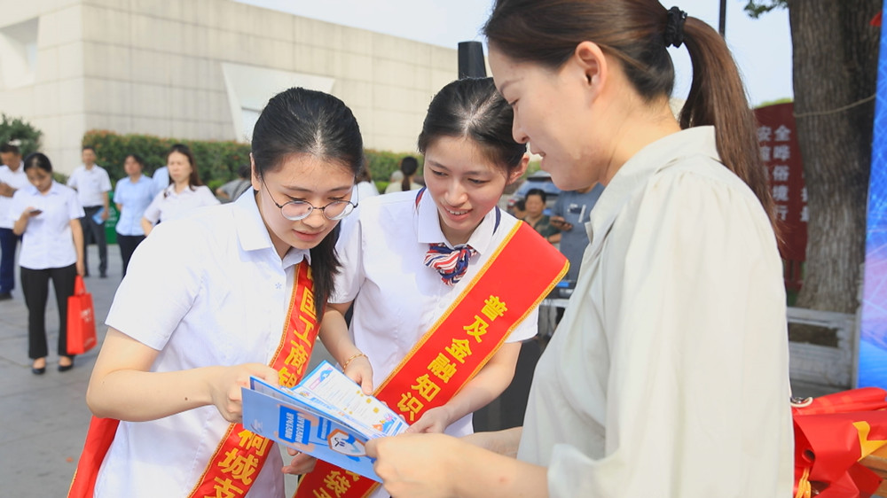 圖為現(xiàn)在工作人員正在為過往群眾宣傳網(wǎng)絡安全知識1.jpg