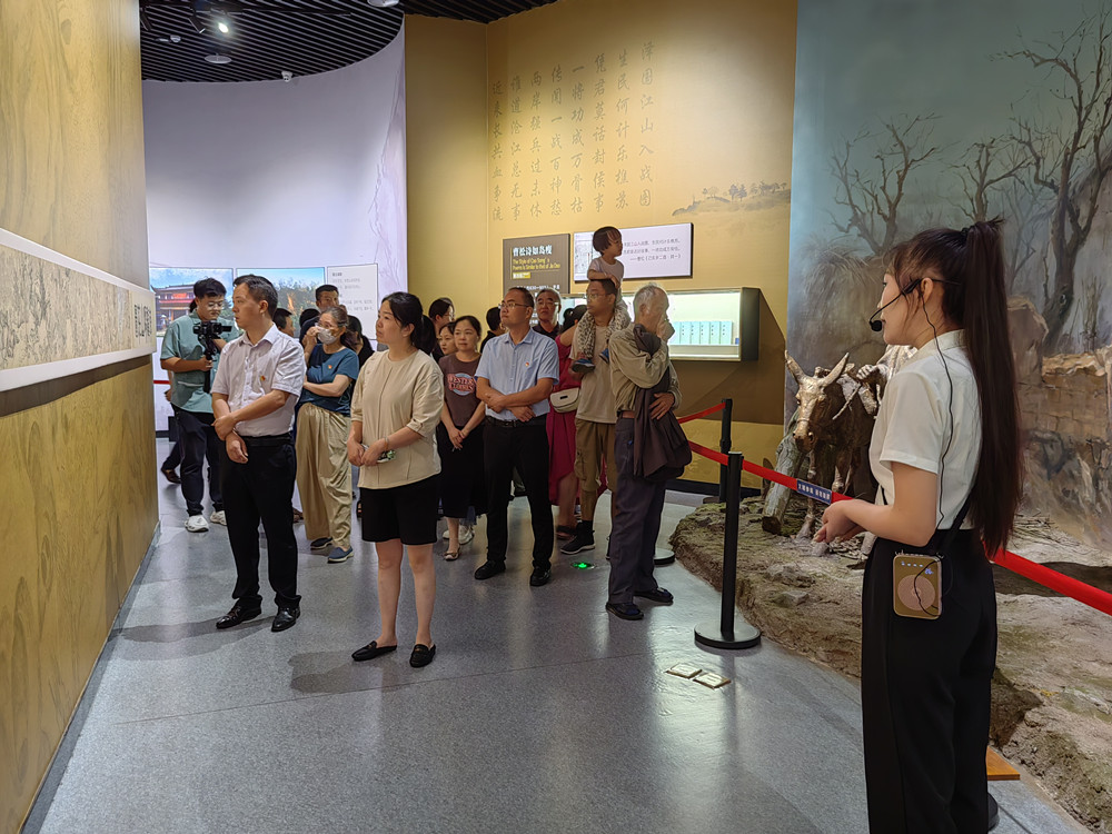 桐城市融媒體中心前往安徽·中國(guó)桐城文化博物館開展黨日活動(dòng)2.jpg