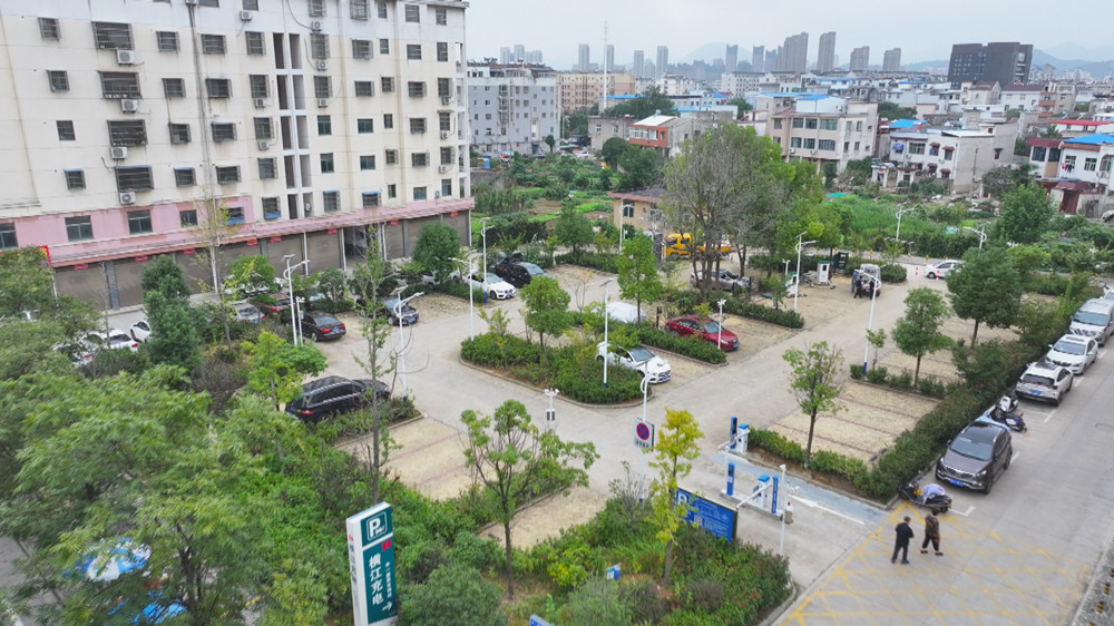 圖為我市充分利用城市邊角地建設(shè)的公共停車場.jpg