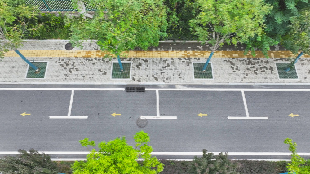 圖為我市充分利用城區(qū)資源，劃定的行車道停車位.jpg