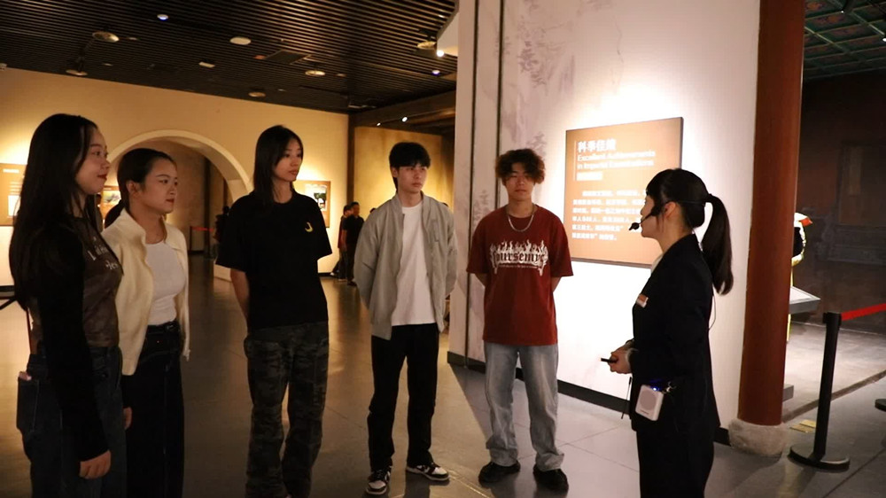 圖為國慶期間，游客參觀博物館，聆聽講解。.jpg