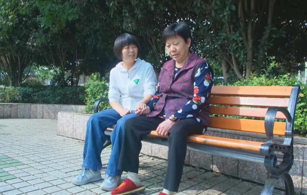 鮑芳芳陪婆婆在家附近曬太陽(yáng)聊家常.jpg