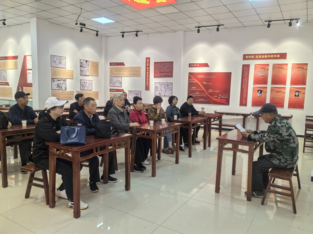 圖為老黨員們聆聽葉同春后人講述紅色故事。.jpg