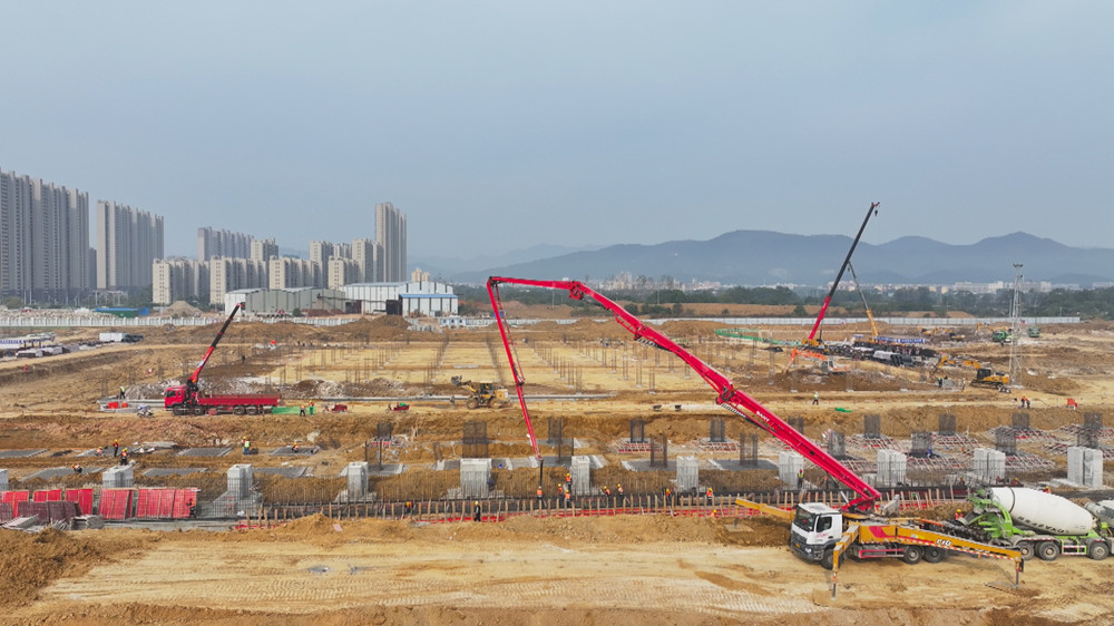 圖為中環(huán)（桐城）新能源科技有限公司20GW高效電池生產(chǎn)制造項(xiàng)目施工現(xiàn)場(chǎng)一角1.jpg