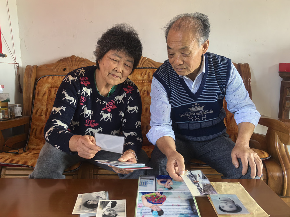 圖為孫桂華（左）和老伴翻閱照片，回憶往昔。.jpg