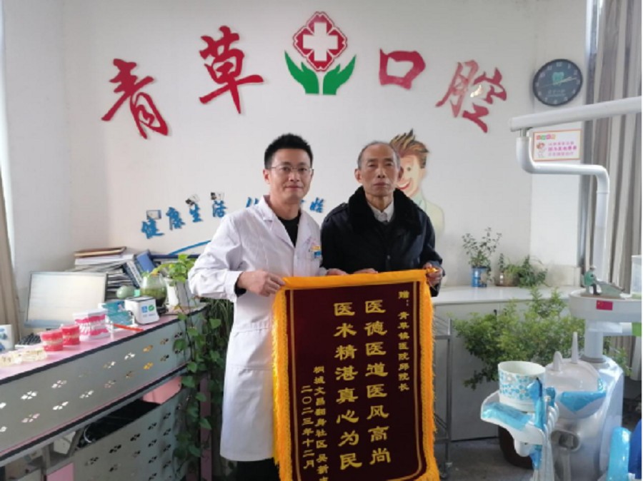 圖為送錦旗現(xiàn)場.jpg