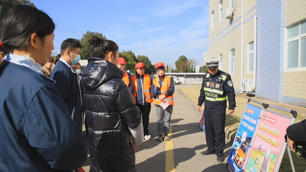 圖為宣傳民警正在通過(guò)展板給企業(yè)員工講解交通安全知識(shí).jpg