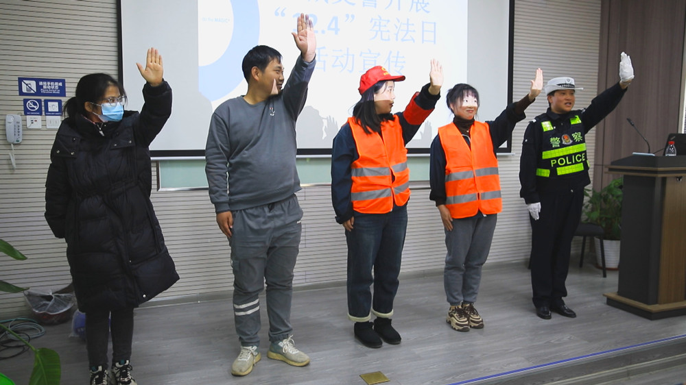 圖為宣傳民警正在教企業(yè)員工交警手勢(shì)操.jpg