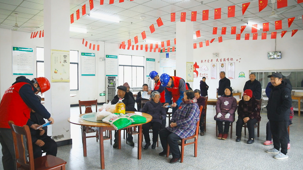 圖為國(guó)網(wǎng)桐城市供電公司范崗供電所黨員服務(wù)隊(duì)正在轄區(qū)敬老院里為老人們講解安全用電知識(shí).jpg