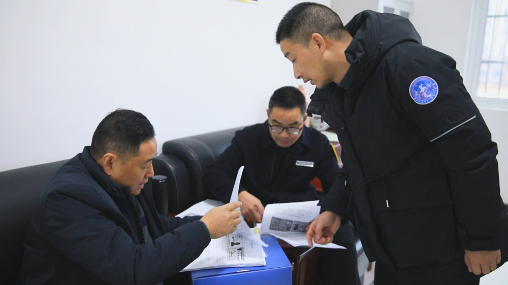 圖為農(nóng)民工維權(quán)工作組正在某項目工地查閱農(nóng)民工工資發(fā)放臺賬.jpg