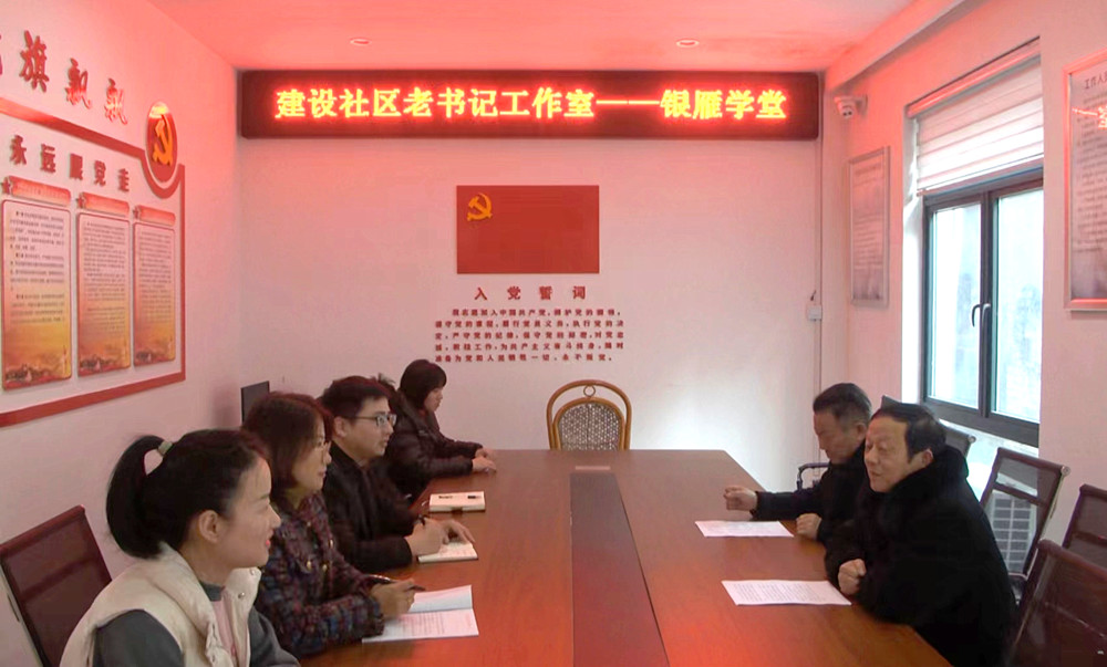 幫幫團成員為社區(qū)年輕工作者授課.jpg
