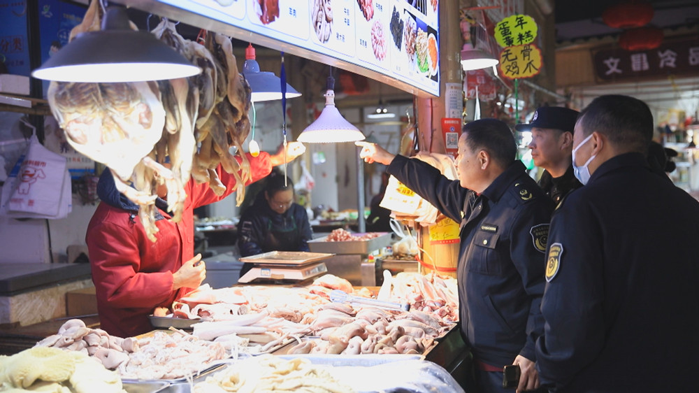 圖為聯(lián)合檢查組工作人員正在對(duì)某農(nóng)貿(mào)市場(chǎng)內(nèi)有無(wú)使用生鮮燈情況進(jìn)行檢查.jpg