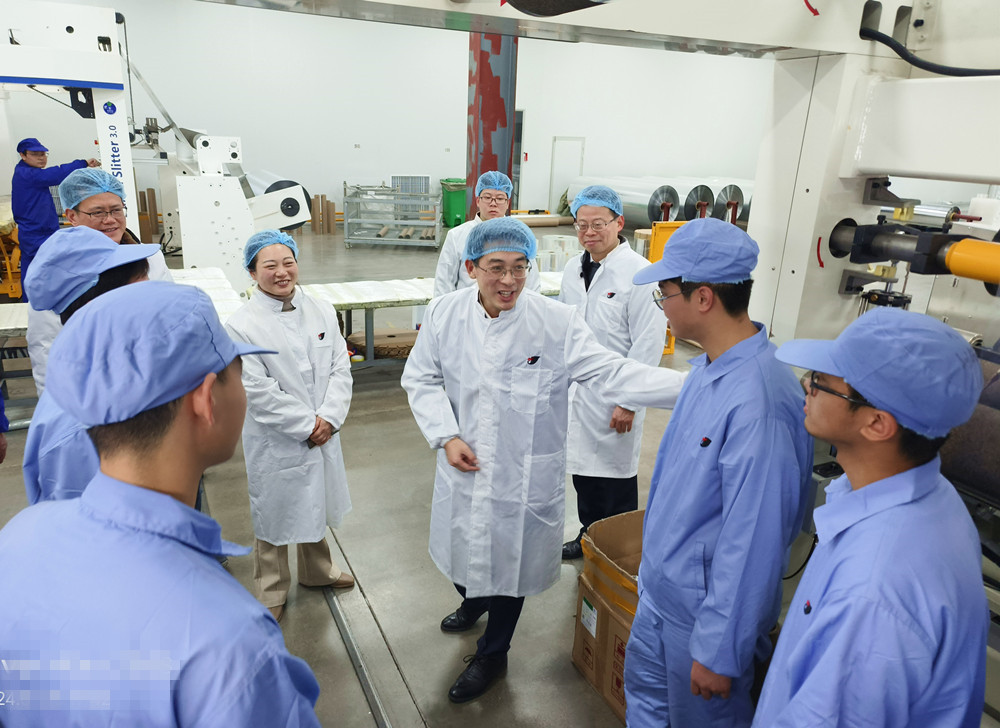 6圖為劉存磊深入企業(yè)生產(chǎn)一線參觀學生工作環(huán)境的現(xiàn)場_副本_副本.jpg