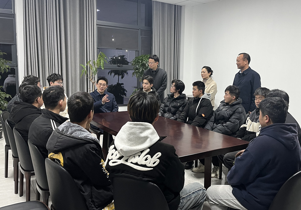 5圖為劉存磊與特訓學生面對面交流的現(xiàn)場_副本.jpg