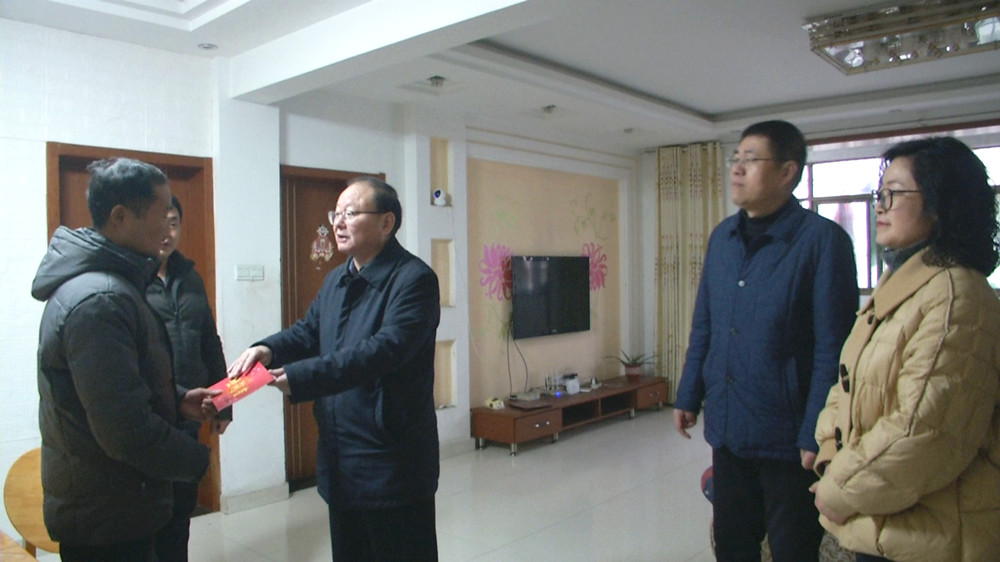 程赟慰問困難職工3.jpg