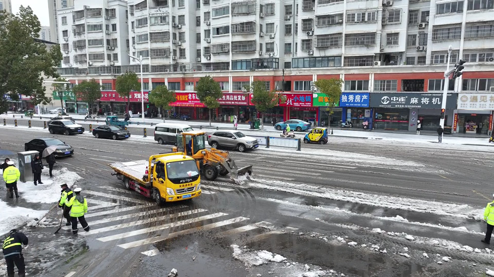 【應(yīng)對(duì)雨雪天氣】安徽桐城：迎戰(zhàn)新年首場(chǎng)降[00_02_09][20240222-112949].jpg