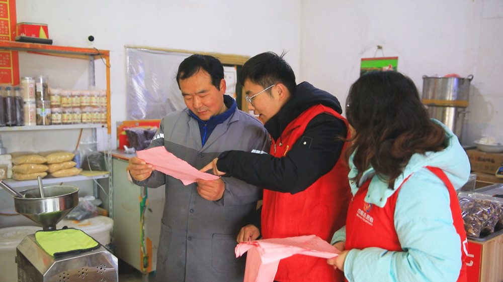 圖為志愿者正在給居民發(fā)放保護(hù)母親河倡議書1.jpg