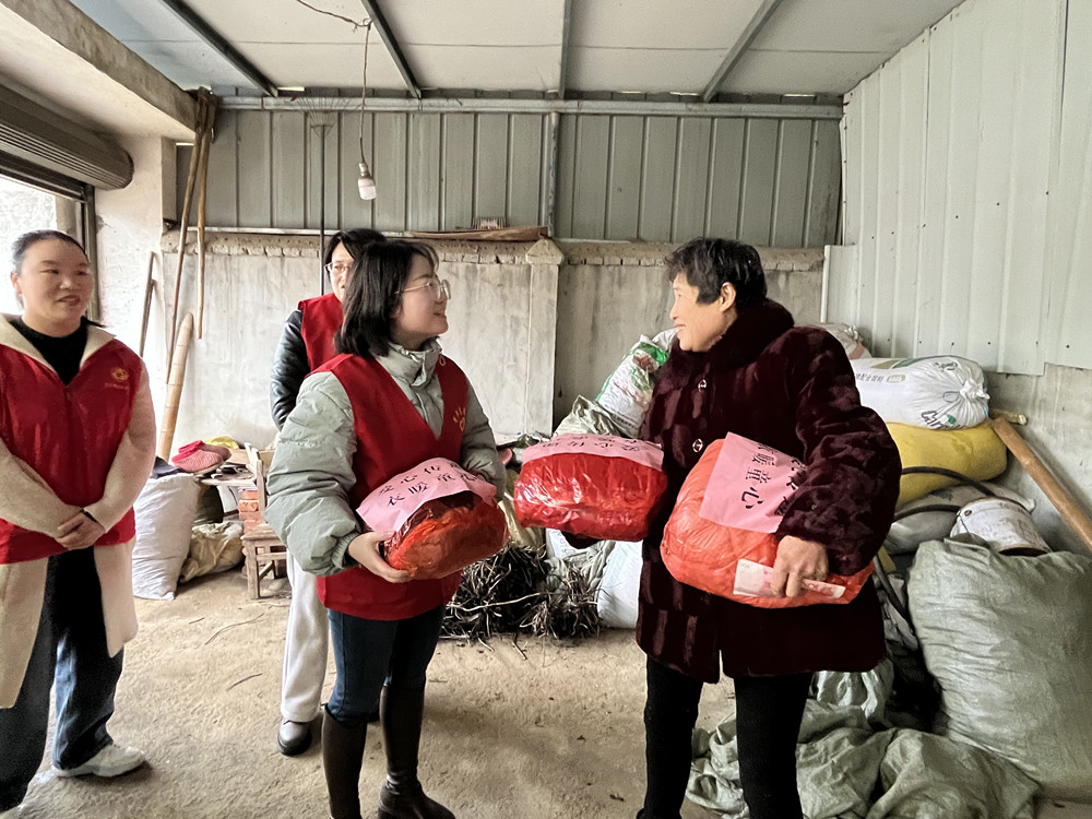 “愛心傳遞 衣暖童心”志愿服務(wù)活動現(xiàn)場.jpg