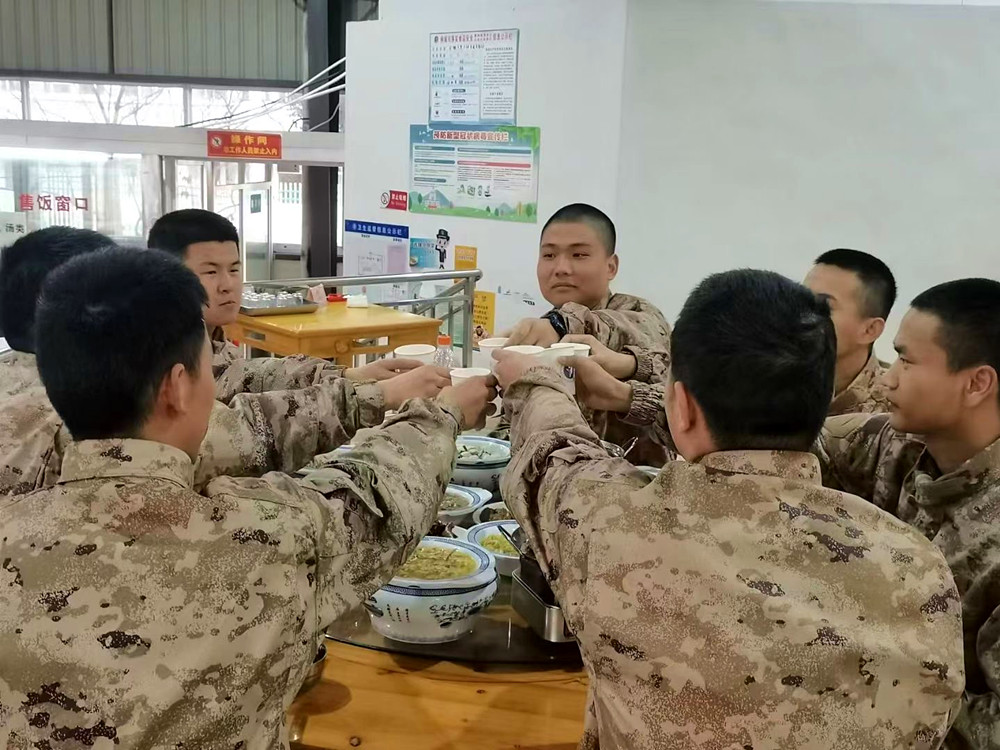 圖為役前教育預(yù)定新兵吃飯現(xiàn)場(chǎng)_副本.jpg