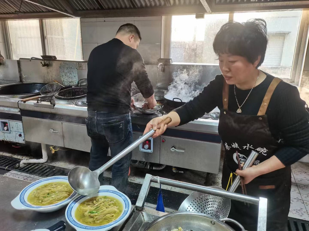 圖為役前教育預(yù)定新兵吃飯現(xiàn)場(chǎng)(1)_副本.jpg