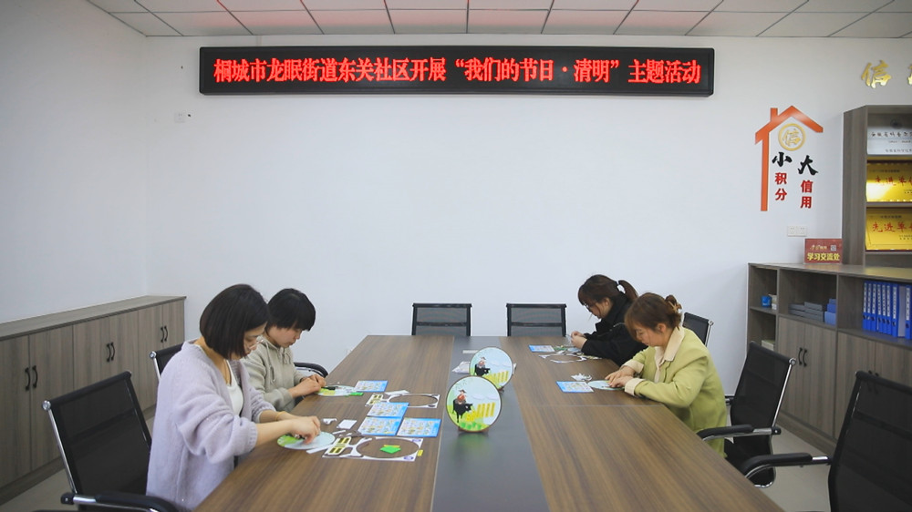 圖為制作清明主題擺件現(xiàn)場.jpg