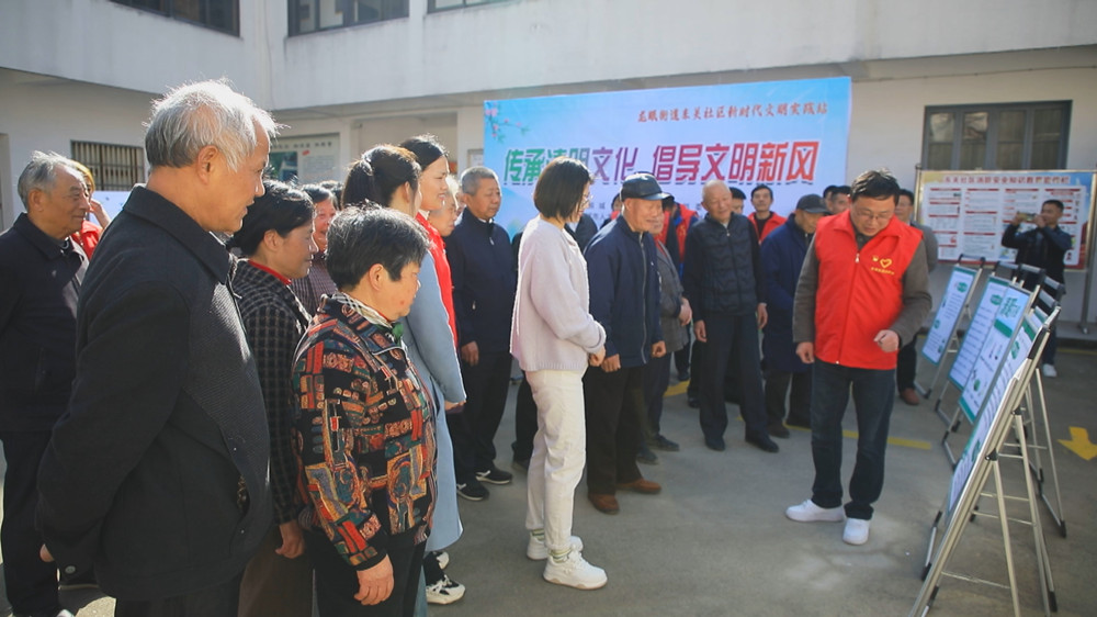 圖為志愿者正在為居民講解清明節(jié)的由來、節(jié)日習俗等知識.jpg