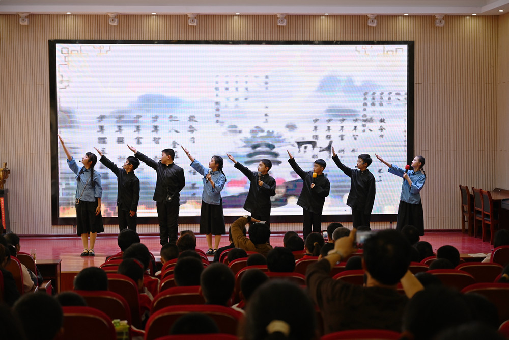 圖為“傳統(tǒng)文化進(jìn)校園”首場(chǎng)活動(dòng)啟動(dòng)儀式現(xiàn)場(chǎng)(1).jpg
