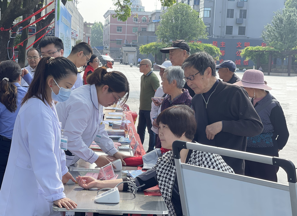 圖為《職業(yè)病防治法》宣傳周活動現(xiàn)場.jpg