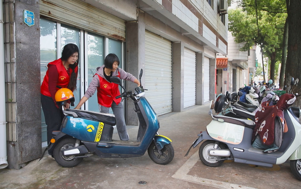 24圖為青年志愿者正在有序擺放電動車_副本.jpg