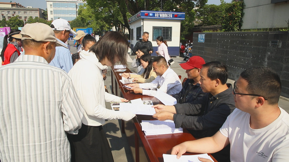 圖為現(xiàn)場工作人員正在向市民發(fā)放國際博物館日宣傳材料1.jpg