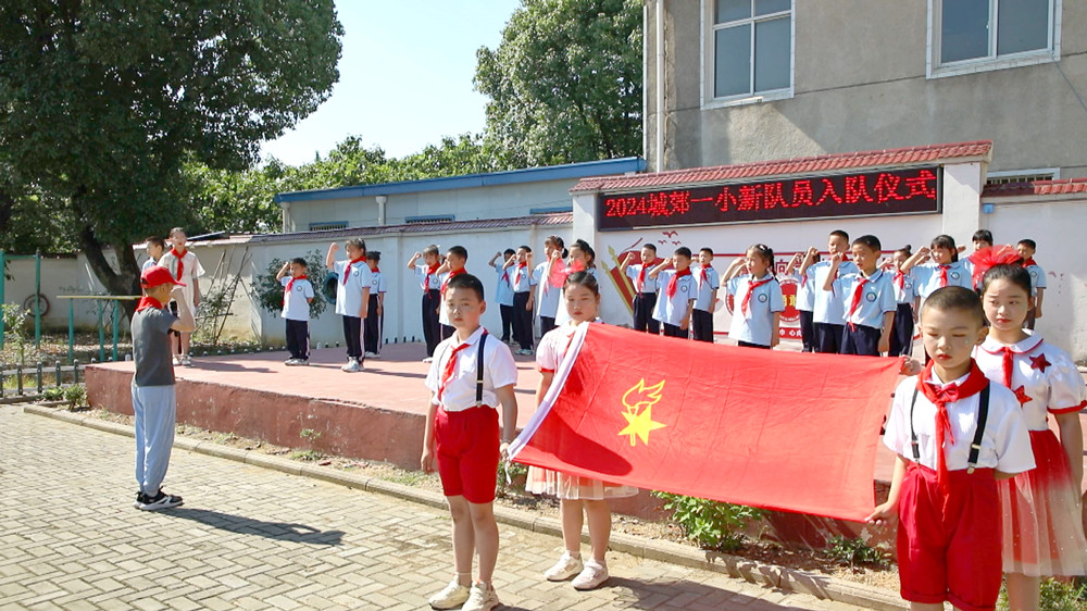 圖為新隊(duì)員入隊(duì)儀式.jpg