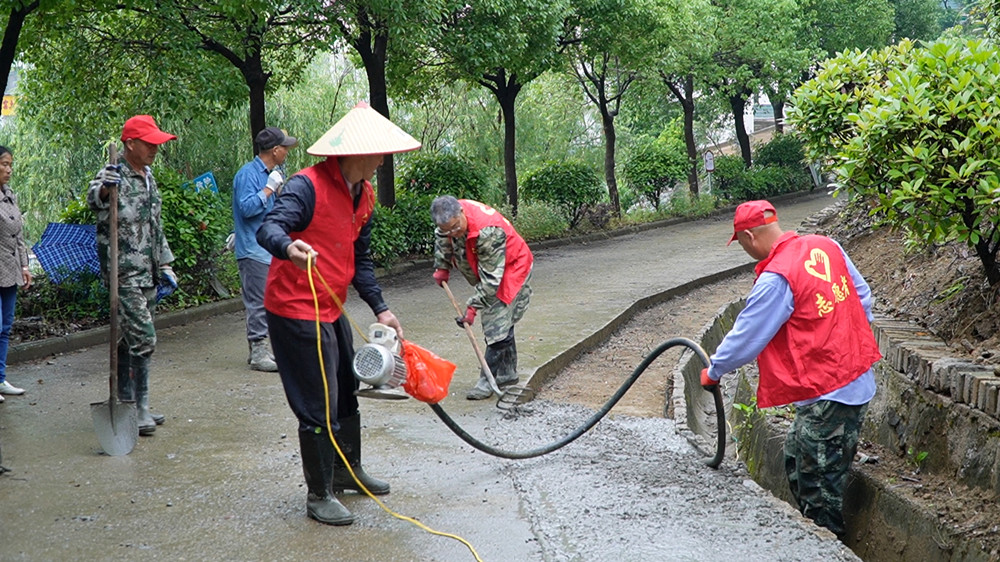 圖為村民拓寬入組道路現(xiàn)場(chǎng)。.jpg