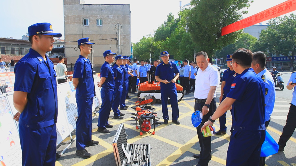 圖為市委常委 常務(wù)副市長(zhǎng)章友厚在消防器材展示區(qū)查看.jpg