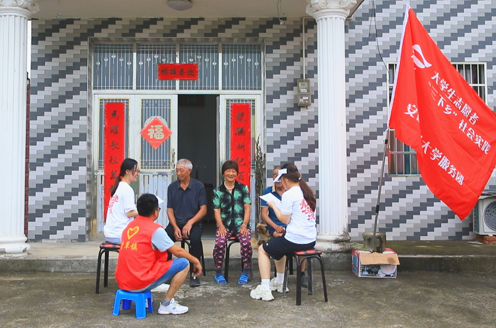 圖為安徽醫(yī)科大學(xué)暑期“三下鄉(xiāng)”社會實(shí)踐團(tuán)隊正在村民家中開展問卷調(diào)查.jpg