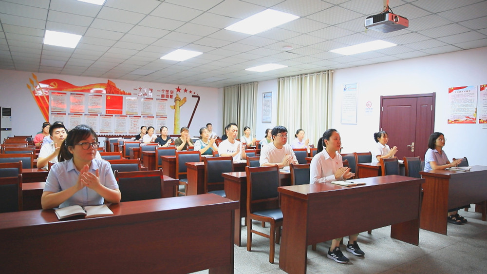 /uploads/image/2024/07/19/46ea2f9f097e2a9b5fa3170473b531a8.jpg 圖為龍眠街道東關(guān)社區(qū)干群在集中收聽收看央視受權(quán)發(fā)布二十屆三中全會公告.jpg