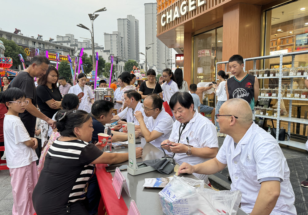圖為桐城市中醫(yī)院開(kāi)展義診活動(dòng).jpg