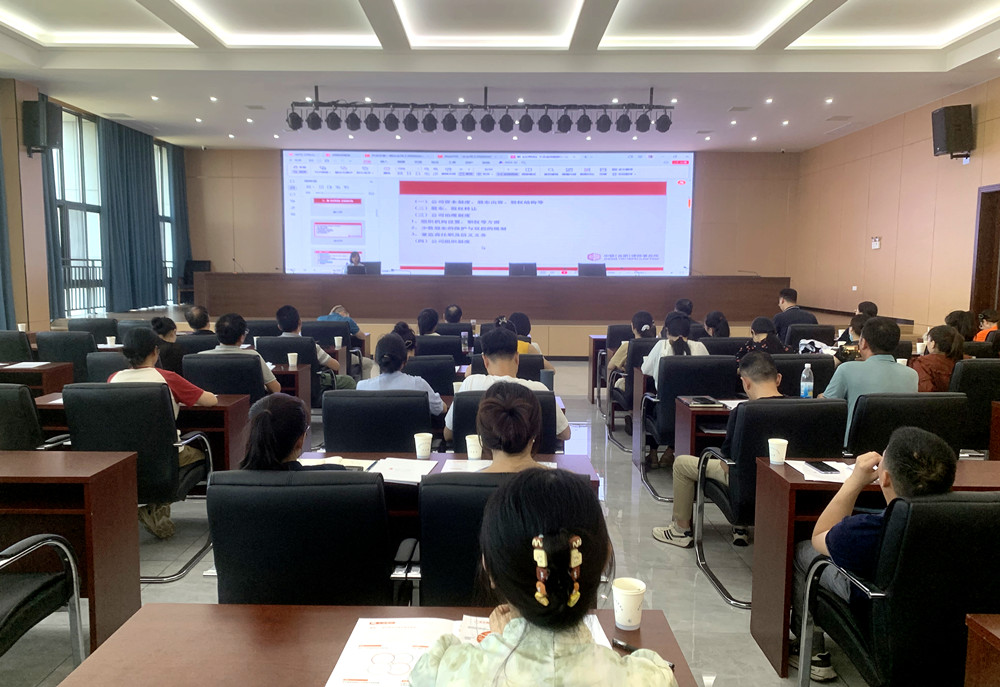市經(jīng)開區(qū)開展“企業(yè)用工風(fēng)險(xiǎn)防控”專項(xiàng)培訓(xùn)1.jpg
