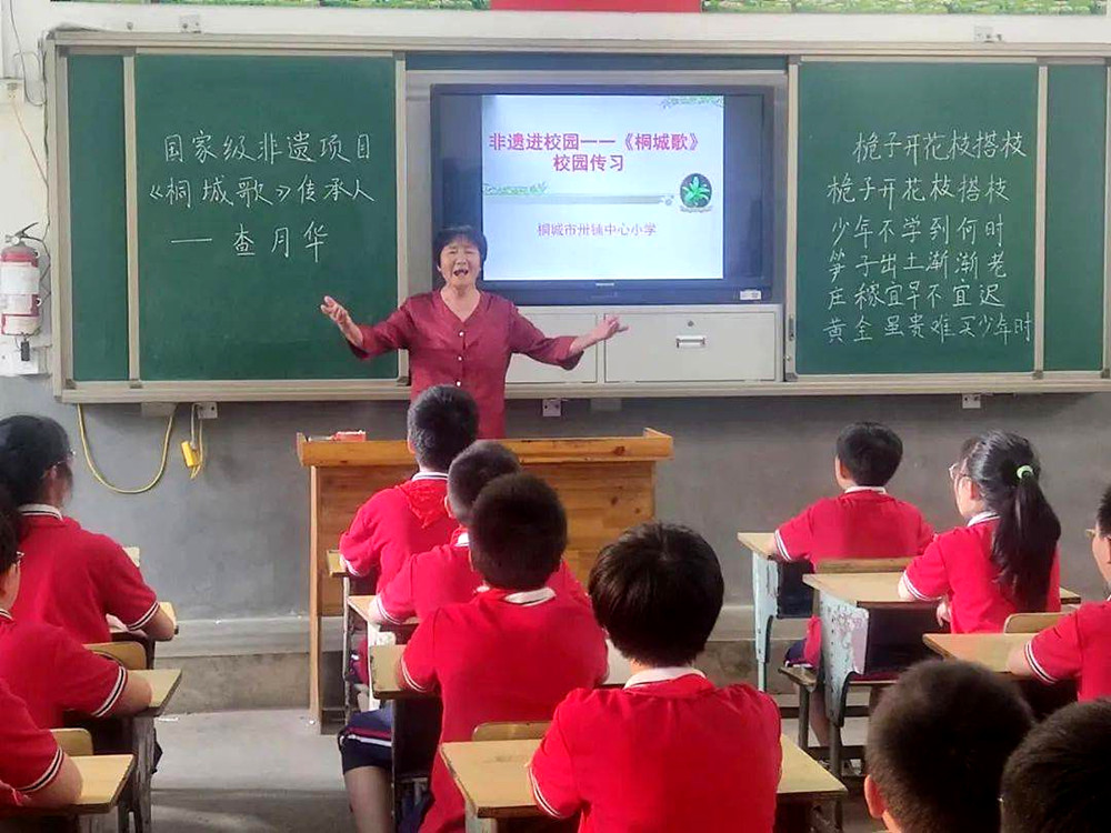 查月華老人到學(xué)校教唱時(shí)的情景.jpg