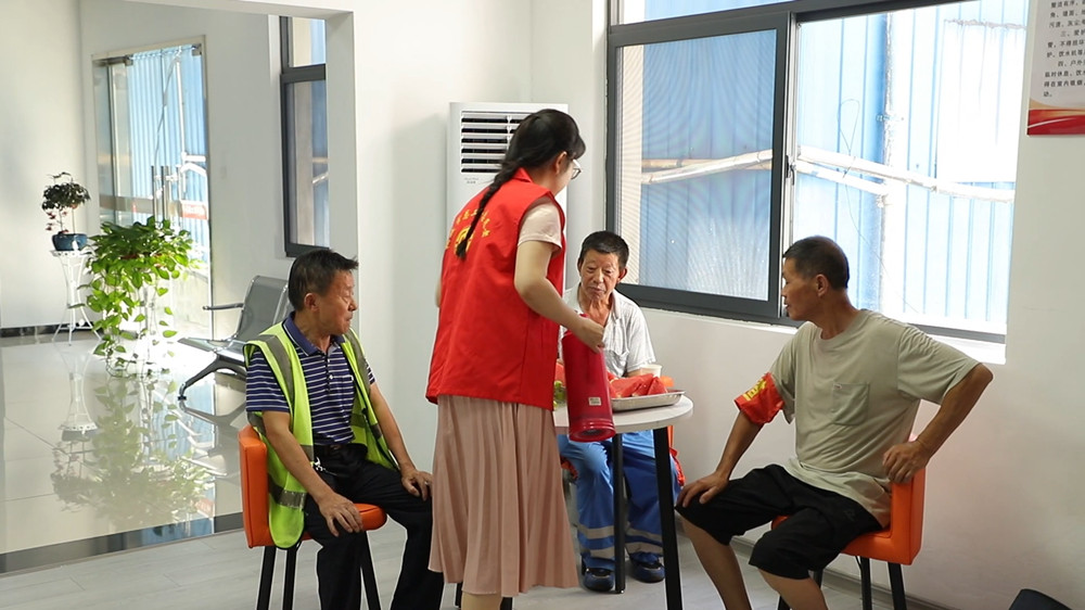 安徽桐城：打造工會(huì)驛站 讓戶外勞動(dòng)者路邊[00_07_51][20240730-130556].jpg