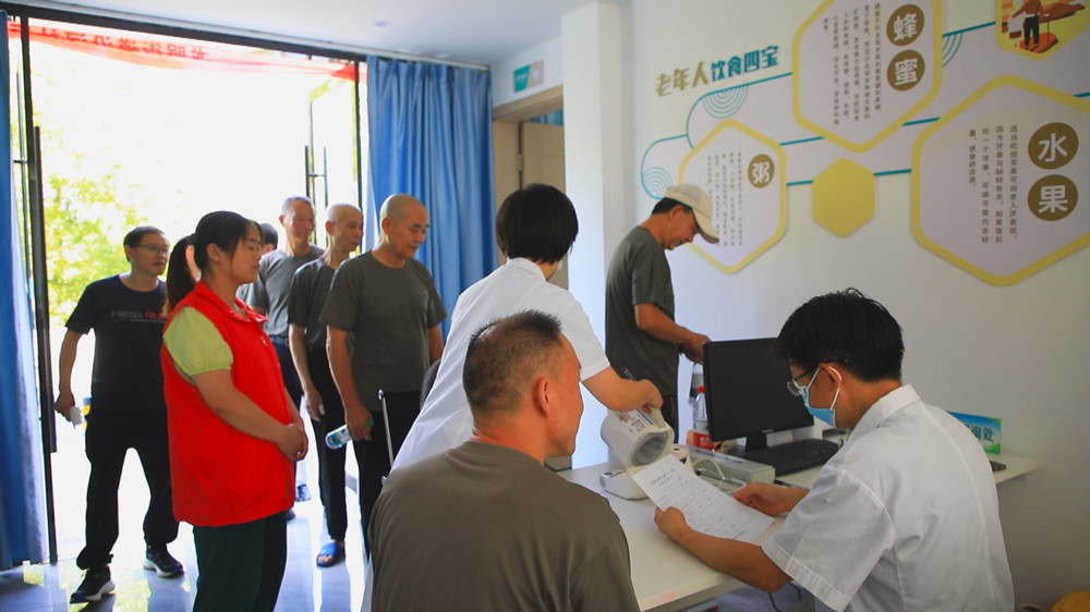 圖為龍眠街道沿河社區(qū)為轄區(qū)退役軍人免費健康體檢活動現(xiàn)場.jpg