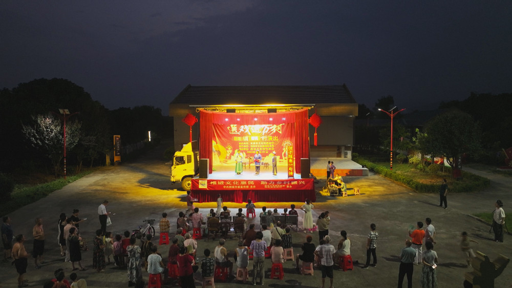 圖為送戲進(jìn)萬村活動走進(jìn)樟楓村演出現(xiàn)場1.jpg