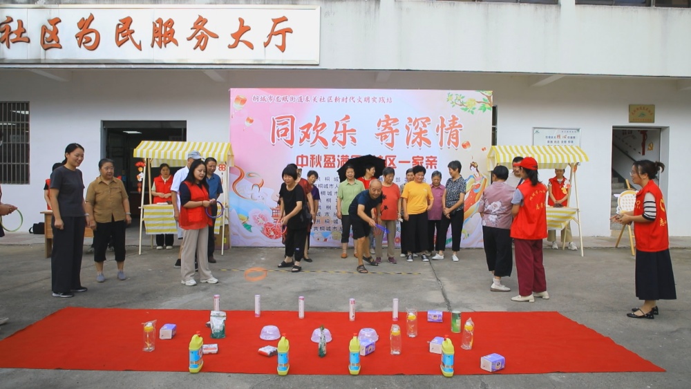 圖為套圈圈游戲現(xiàn)場(chǎng).jpg