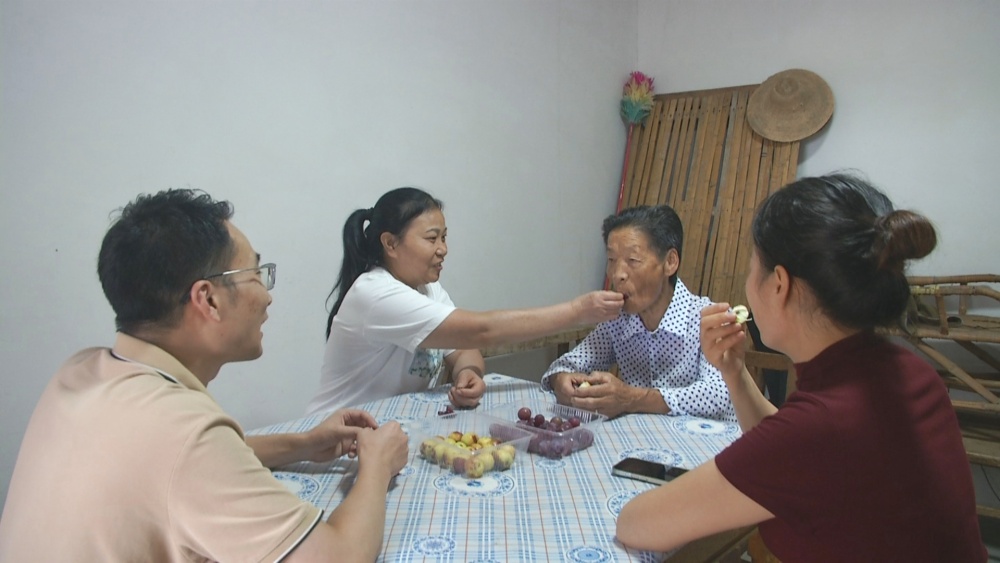 吳文梅和婆婆、兒子 兒媳在一起嘮家常.jpg